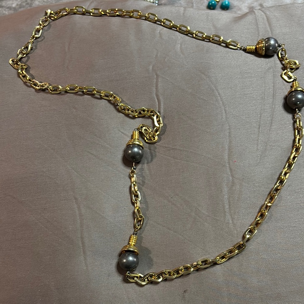 Timeless Gold and Black Necklace with Classic Chain Design